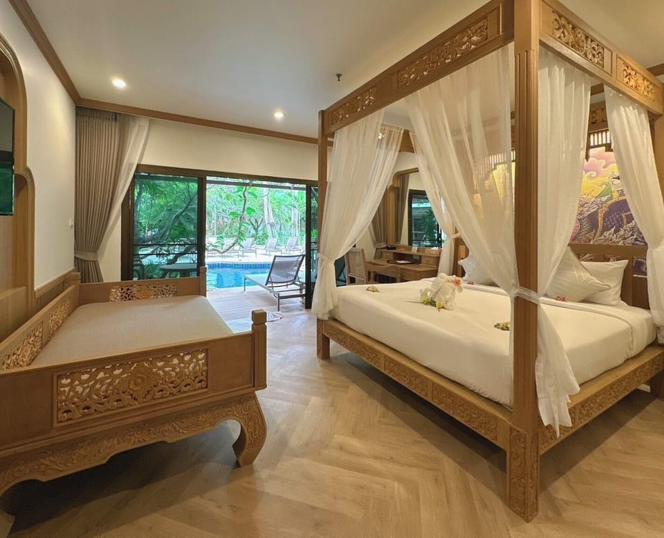 Deluxe Pool Access | Minibar, in-room safe, desk, free WiFi