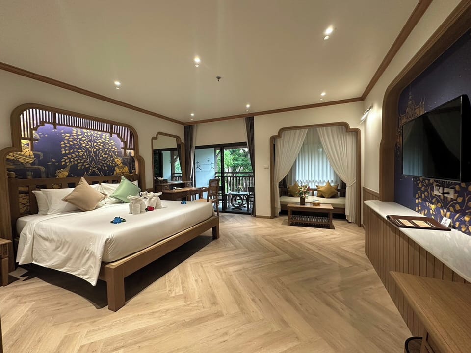 Grand Deluxe Room | Minibar, in-room safe, desk, free WiFi