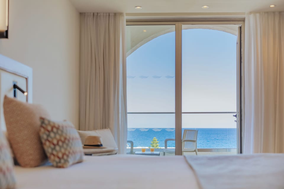 Superior Room, Sea View | Minibar, in-room safe, desk, blackout drapes