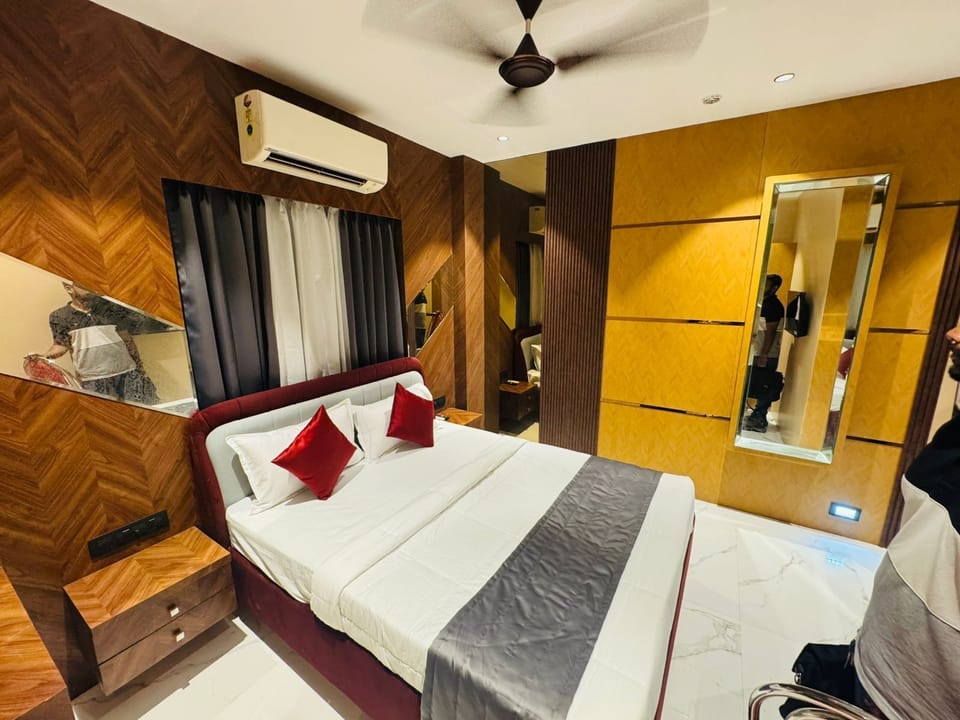 Deluxe Room | Desk, iron/ironing board, free WiFi, bed sheets