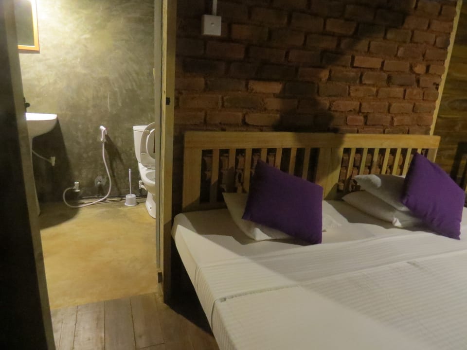 Deluxe Cabin, 1 Bedroom, Non Smoking, Garden View | Bathroom | Shower, free toiletries, hair dryer (on request), towels