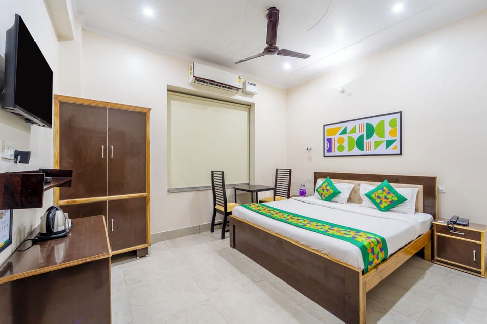 Deluxe Room | Desk, blackout drapes, iron/ironing board, bed sheets