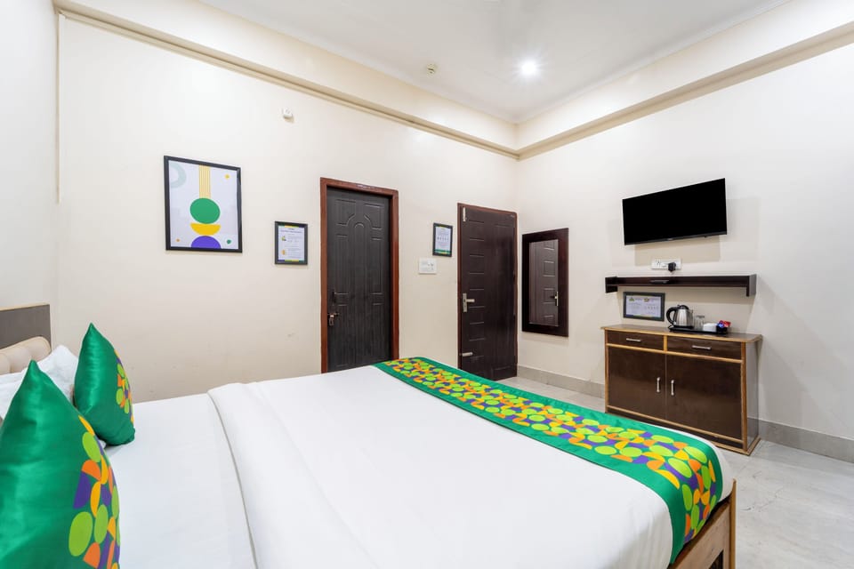 Deluxe Room | Desk, blackout drapes, iron/ironing board, bed sheets