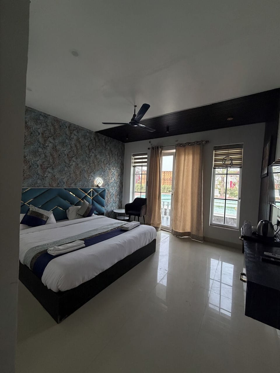 Deluxe Room, Garden View | Desk, laptop workspace, free WiFi