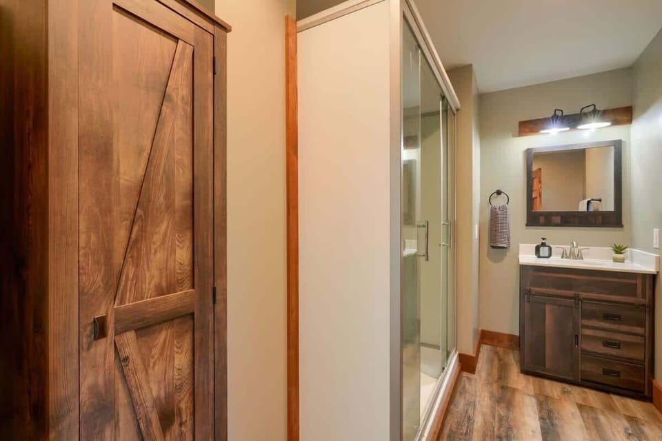 Full Bathroom: Stylish design meets modern comfort—enjoy your refreshing retreat in Ray!
