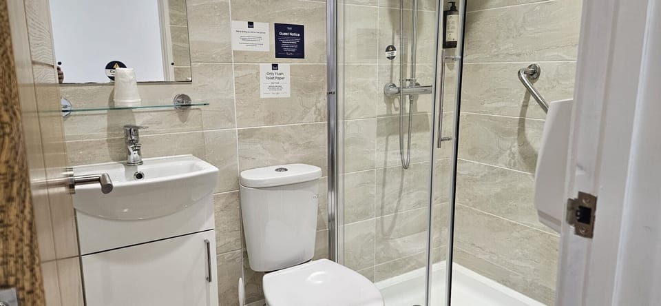 Family Room | Bathroom | Towels, soap, shampoo, toilet paper