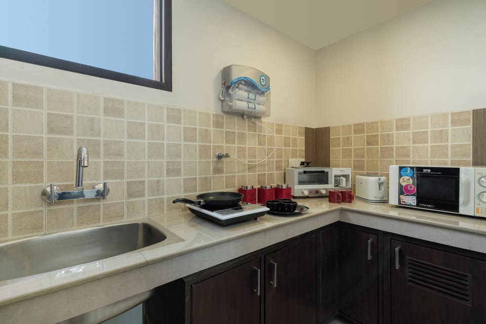 Premium Room | Minibar, in-room safe, desk, iron/ironing board