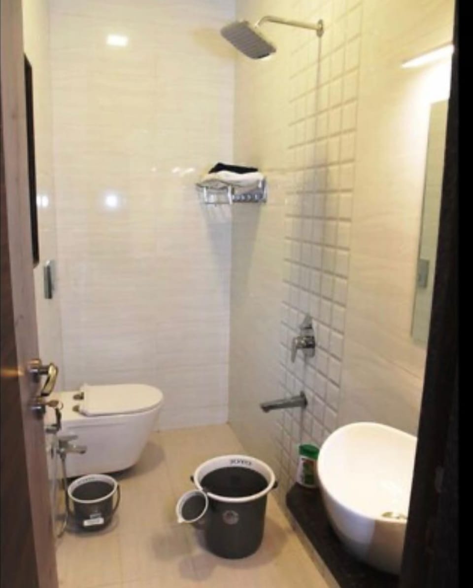 Deluxe Room, Pool View | Bathroom | Shower