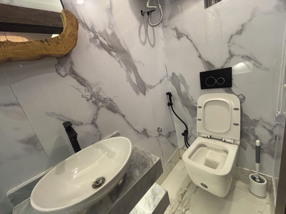 Executive Room | Bathroom | Shower, towels, soap, toilet paper