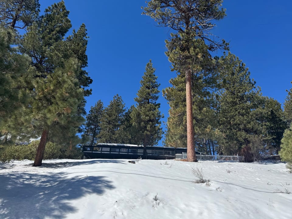 Snow covered Big Bear Cool Cabins, Casita de Sergio