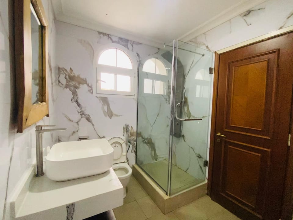 Royal Room | Bathroom | Combined shower/tub, deep soaking tub, hydromassage showerhead