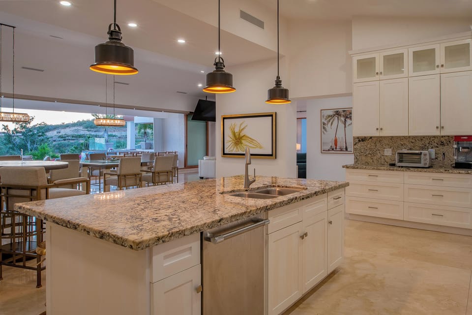 Fully equipped kitchen with bar seating