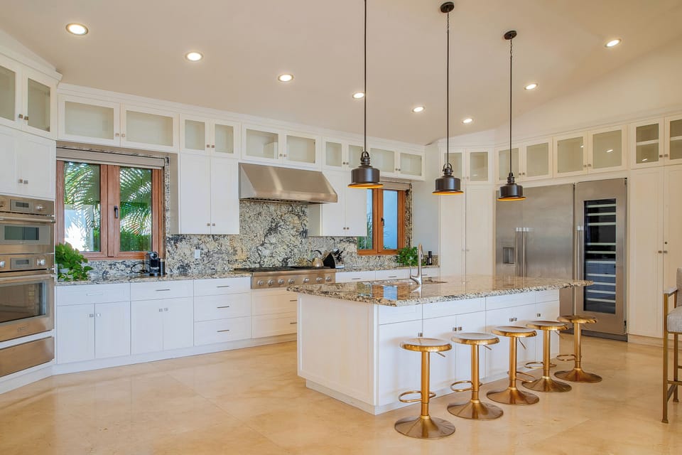 Fully equipped kitchen with bar seating