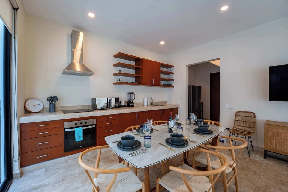 Dining table & kitchen