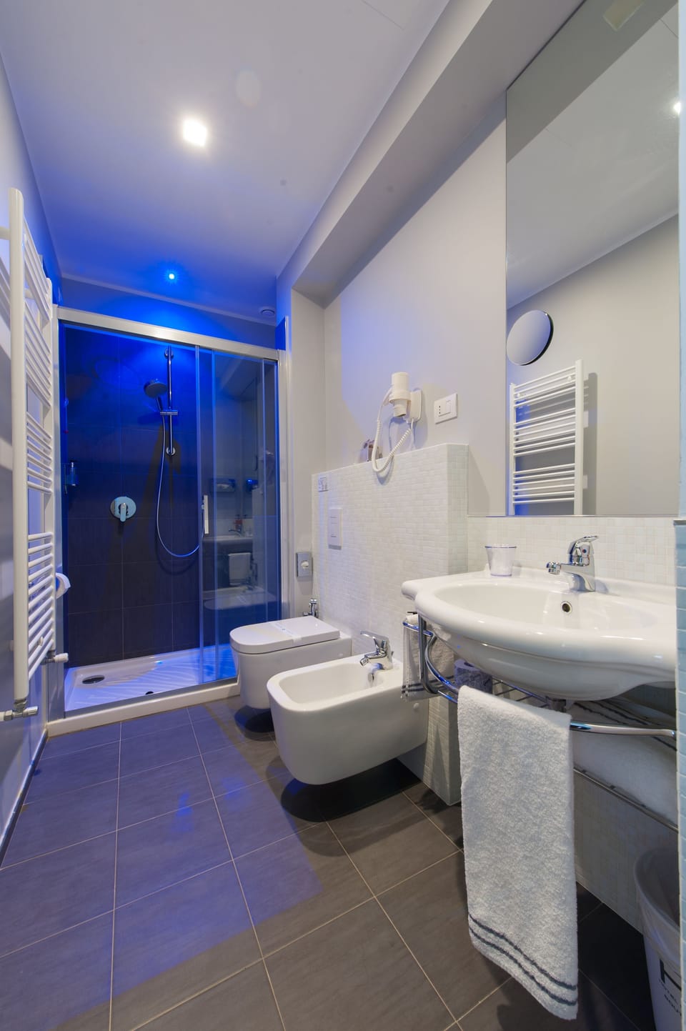 Deluxe Double Room | Bathroom | Shower, free toiletries, hair dryer, slippers