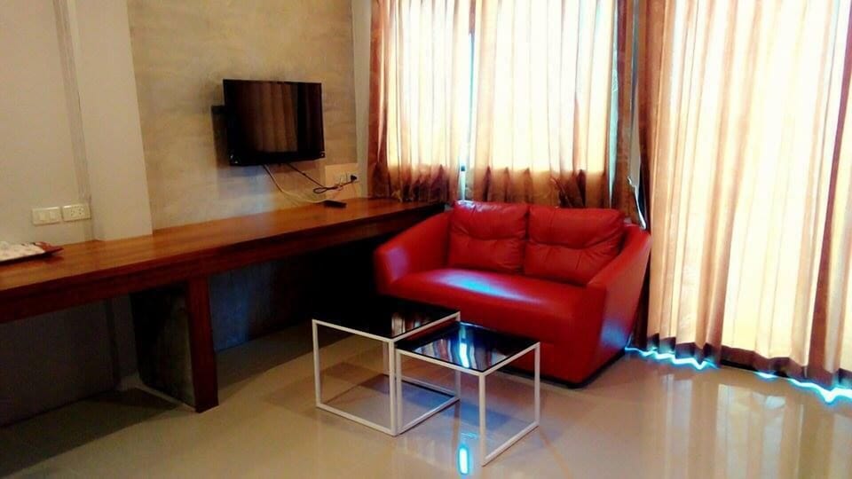32-inch LCD TV with cable channels, TV