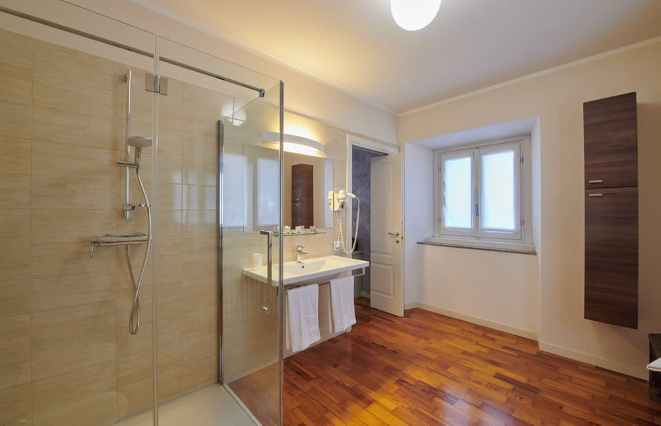 Deluxe Triple Room, Private Bathroom | Bathroom | Shower, free toiletries, hair dryer, bidet