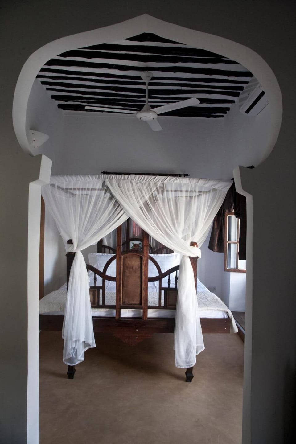Premium bedding, in-room safe, desk, free cribs/infant beds