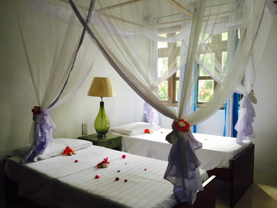 Premium bedding, in-room safe, desk, free cribs/infant beds