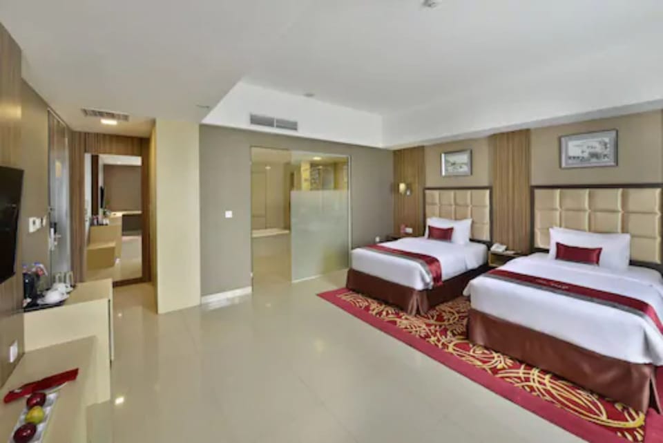 Executive Room (Suite) | Minibar, in-room safe, desk, laptop workspace
