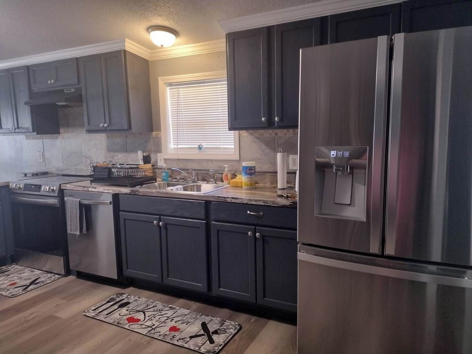 Full Kitchen has dishwasher, glass top stove, oven, microwave, cook & dishware