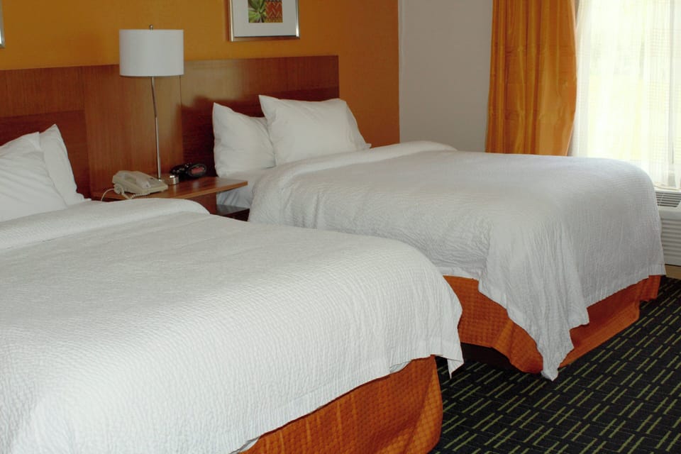 Premium bedding, desk, iron/ironing board, WiFi (free)