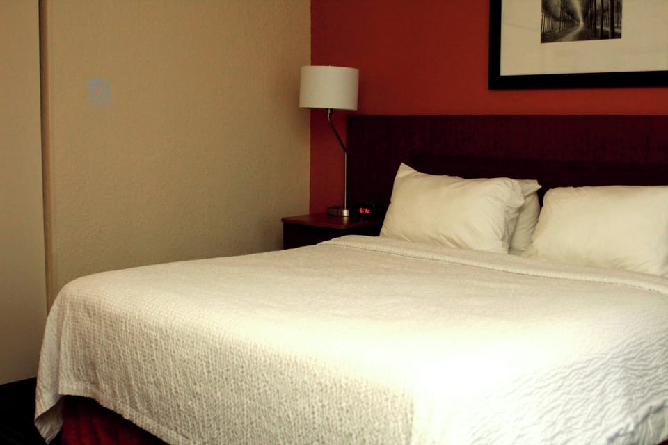 Premium bedding, desk, iron/ironing board, WiFi (free)