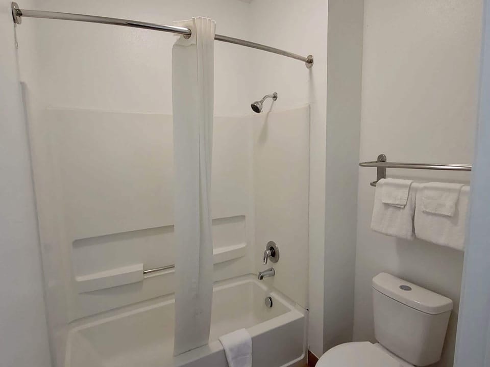 Combined shower/tub, free toiletries, towels