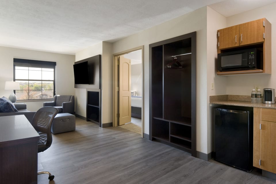 Executive Suite, 1 King Bed | Premium bedding, in-room safe, desk, iron/ironing board