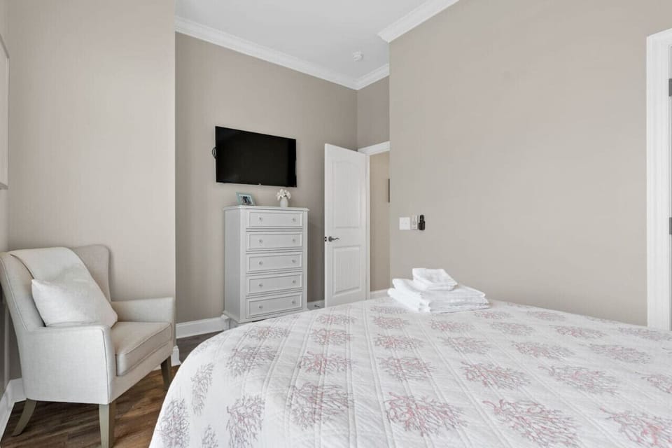 Upper level Queen with ensuite bath