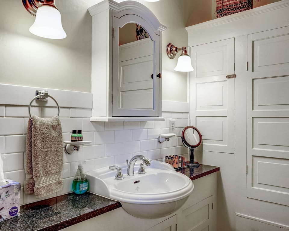 Apartment | Bathroom | Hair dryer, slippers, towels, soap
