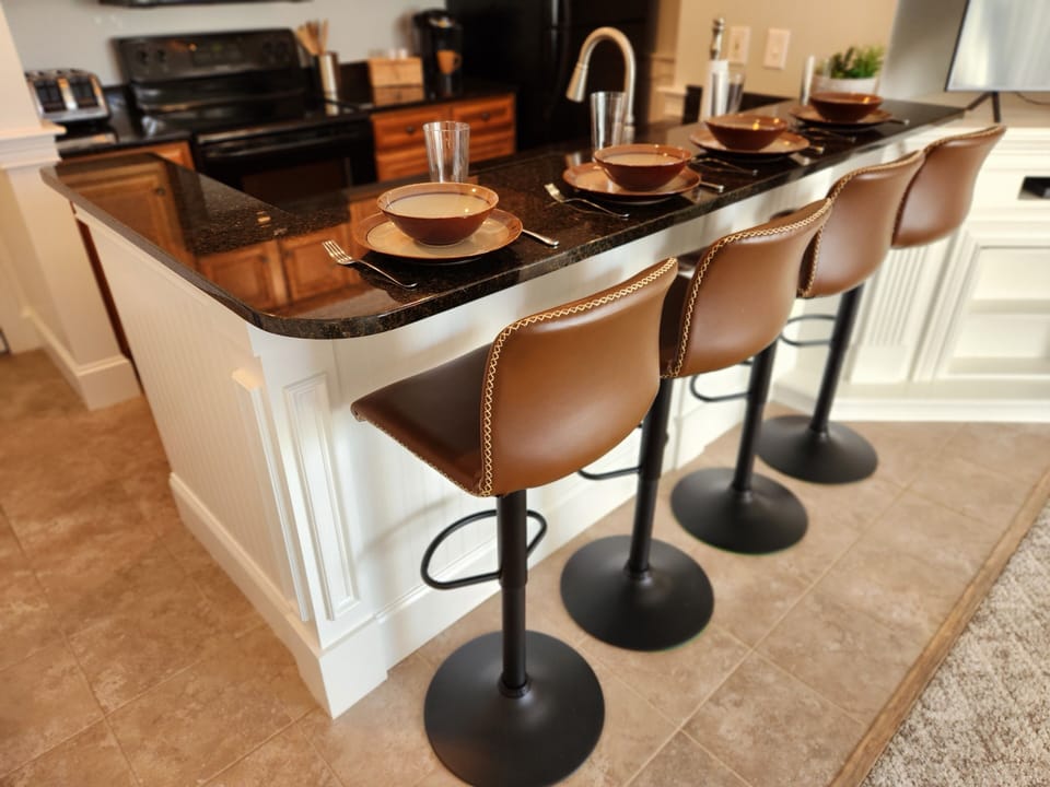 Vegan leather bar stools, adjustable height and swivel function. seats 4