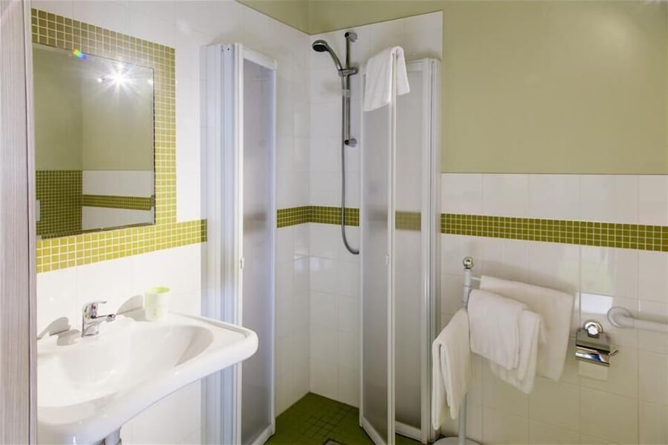 Double Room, Terrace | Bathroom | Shower, free toiletries, hair dryer, bidet