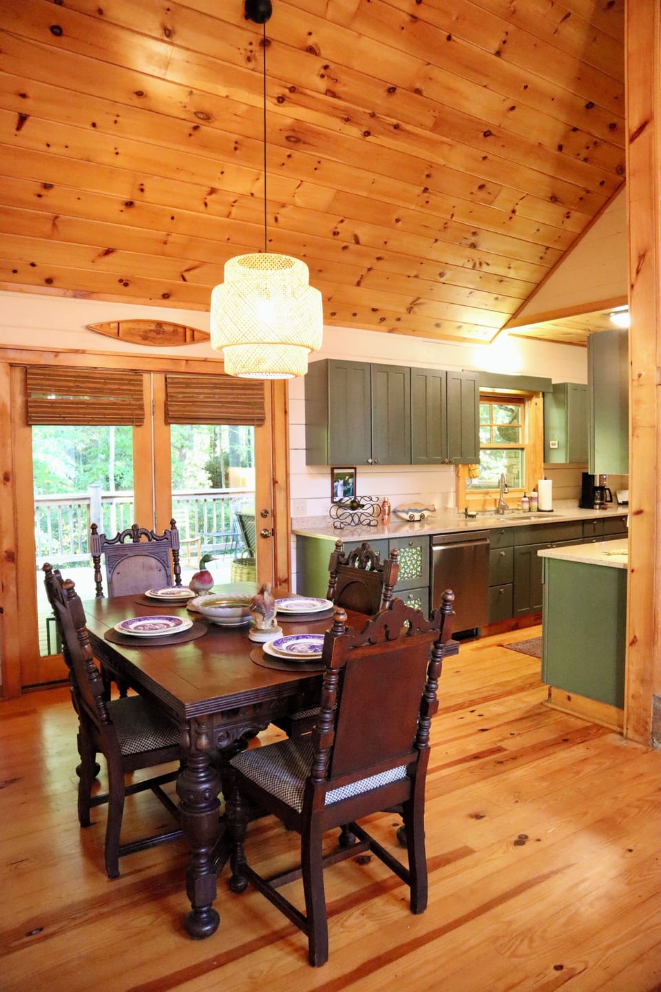 Kitchen & dining area