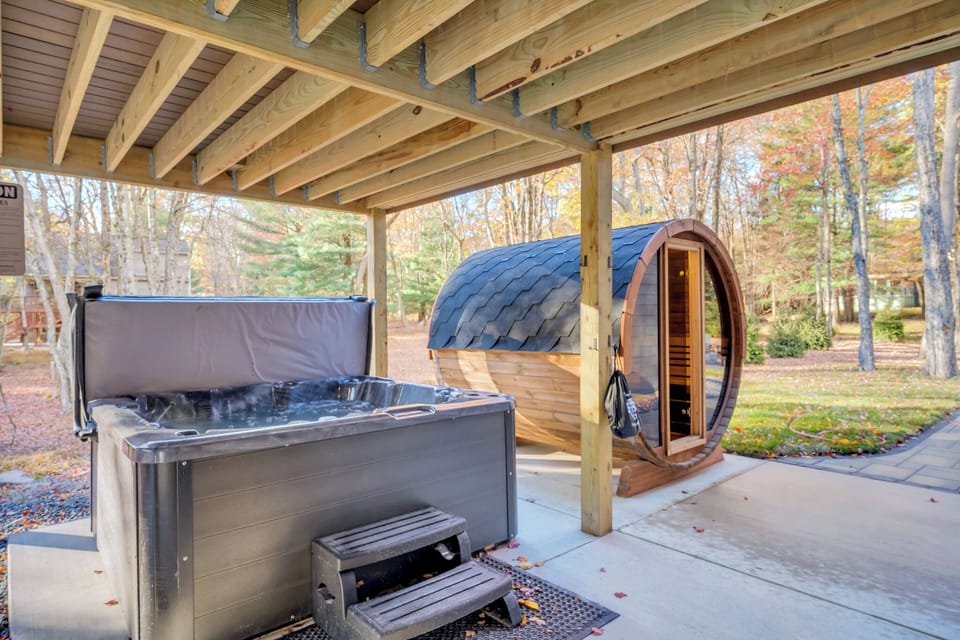 With an Outdoor 6-8 person Hot Tub AND an Outdoor Barrel Sauna, you can relax in comfort and breath in the fresh air of the Pocono Mountains.