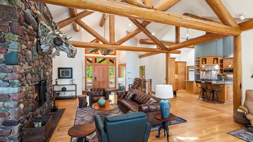 The Mountain Shadow Lodge (7613)