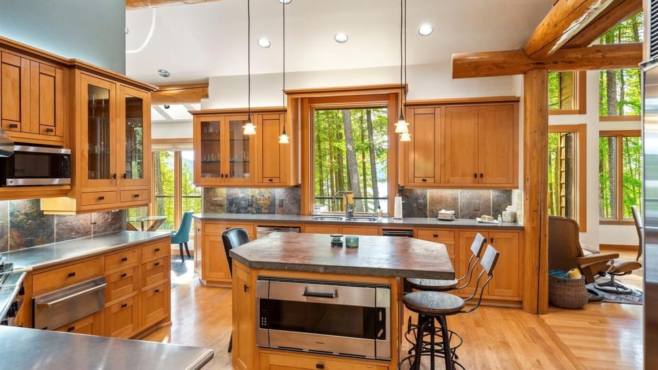 The Mountain Shadow Lodge (7616)