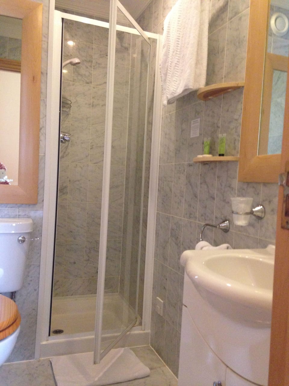 Double Room | Bathroom | Free toiletries, hair dryer, towels, soap