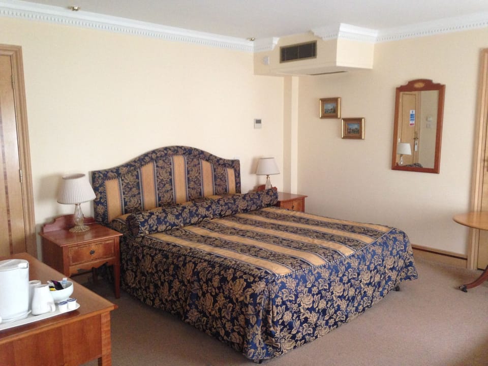 Executive Double Room | In-room safe, blackout drapes, free WiFi, bed sheets