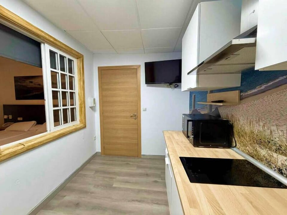 Family Room | Desk, soundproofing, free WiFi, bed sheets