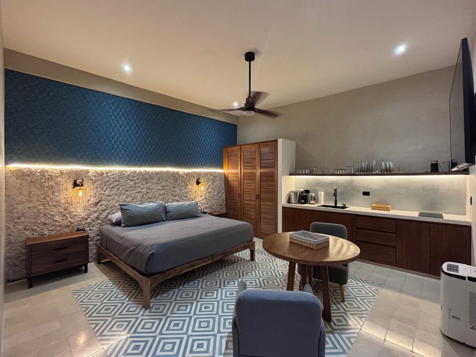 Superior Studio Suite | Down comforters, WiFi (free), bed sheets