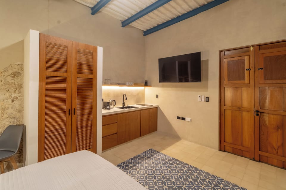 Signature Room, 1 Queen Bed, Non Smoking, Private Bathroom | Private kitchen | Mini-fridge, stovetop, toaster, cookware/dishes/utensils