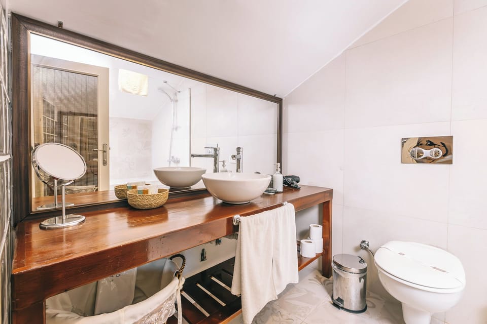 Loft | Bathroom | Shower, free toiletries, hair dryer, bathrobes