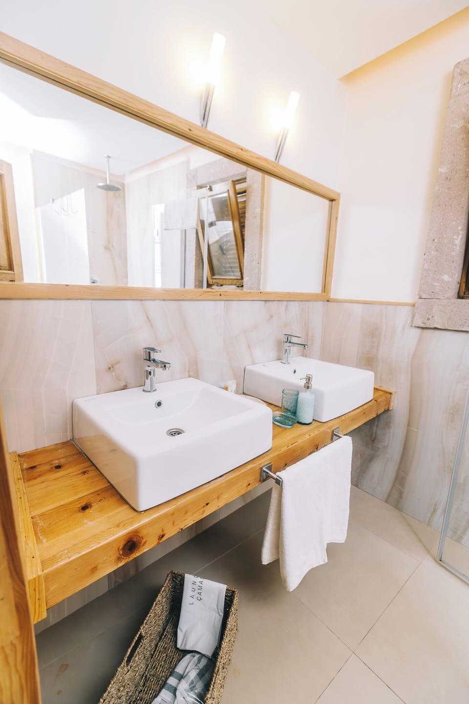 Deluxe Room | Bathroom | Shower, free toiletries, hair dryer, bathrobes