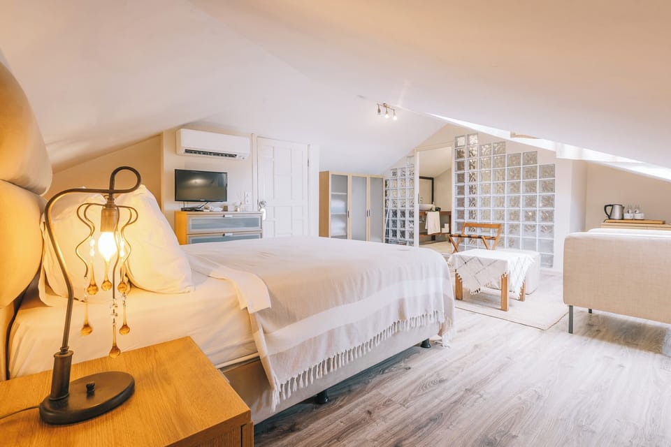 Loft | Premium bedding, minibar, in-room safe, individually decorated