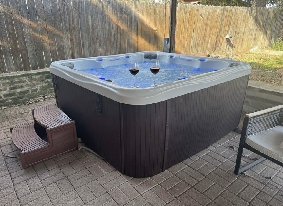 Brand new 6 person jacuzzi hot tub to relax and unwind