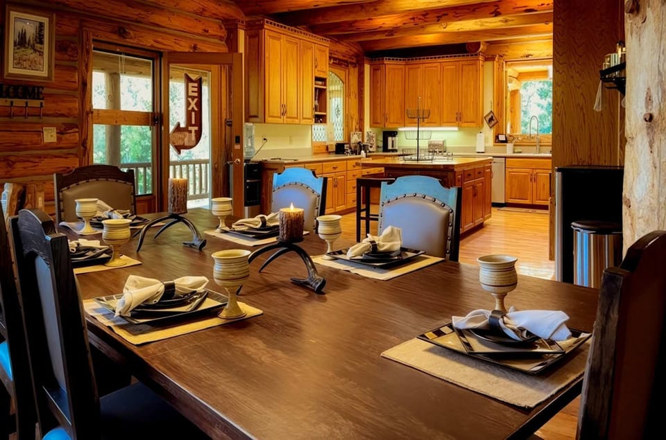 Main living space: Open layout w/living and dining room, wood-burning fireplace, leather furnishings, 6-person dining table, panoramic mountain views