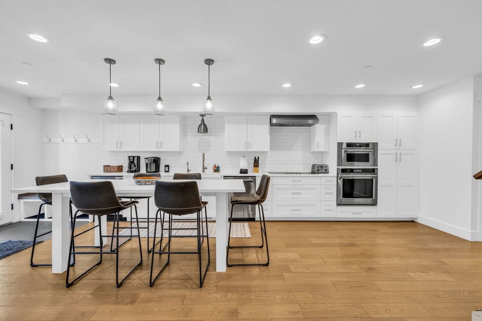 Kitchen: Fully-equipped kitchen, brand new KitchenAid appliances, drip coffee maker, Keurig, blender, wine fridge
