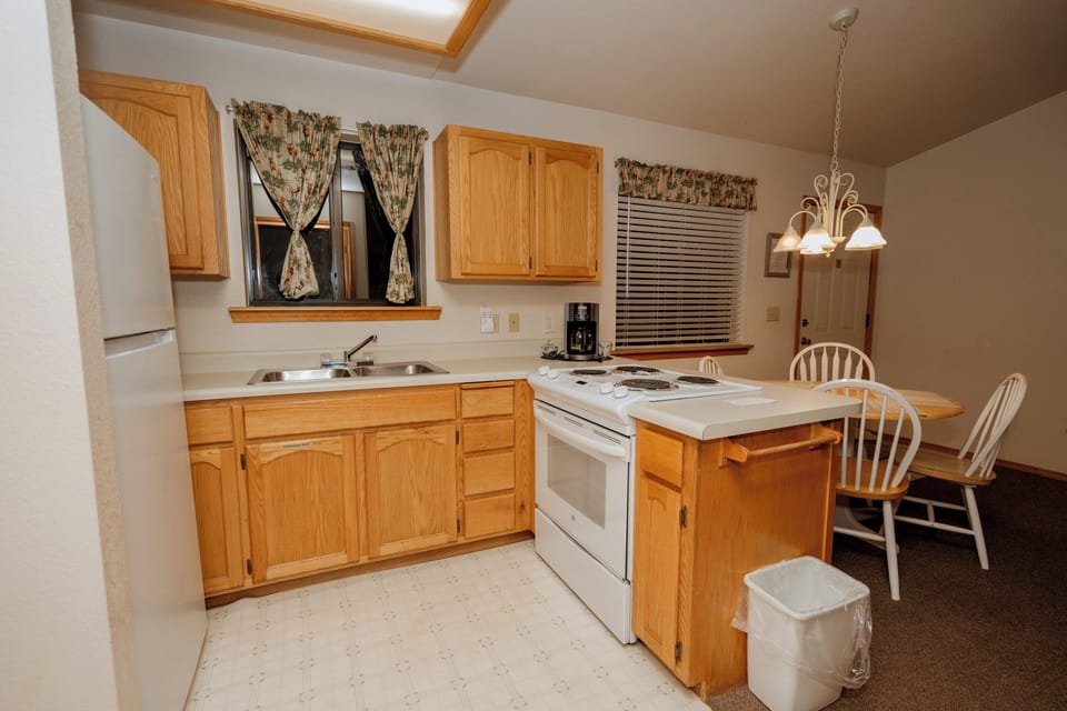 10 19 24NorthwoodResort Cabin#15 7