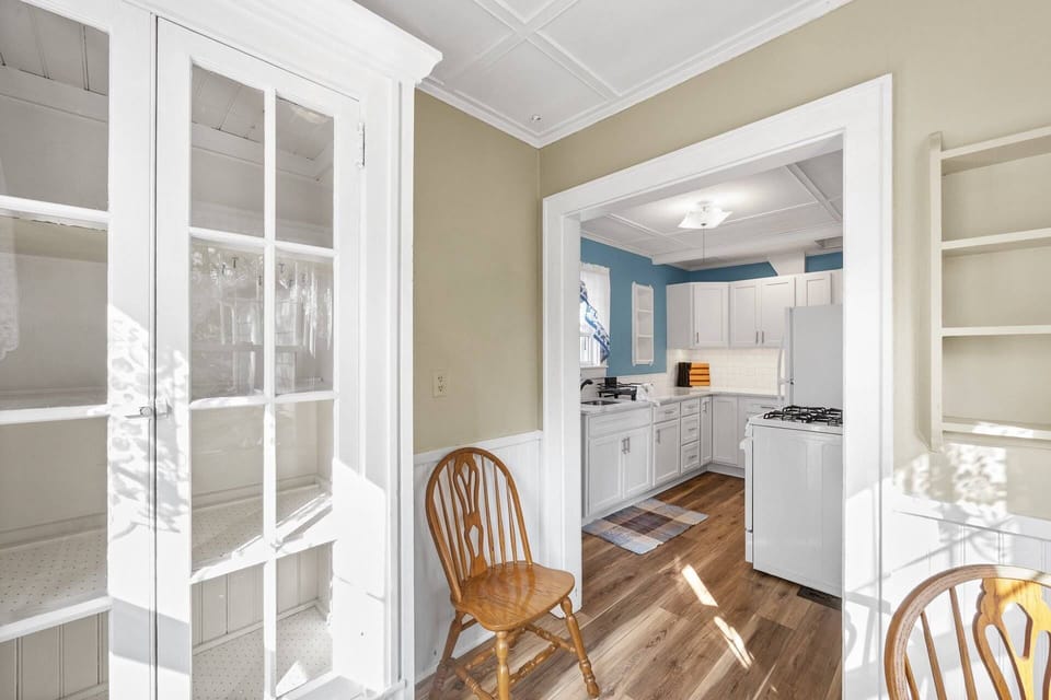 View of the breakfast nook that overlooks the backyard, see into the fully equipped kitchen